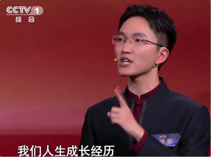 央视新女主持火了！字正腔圆似董卿惊艳网友，肤白似雪美过马凡舒