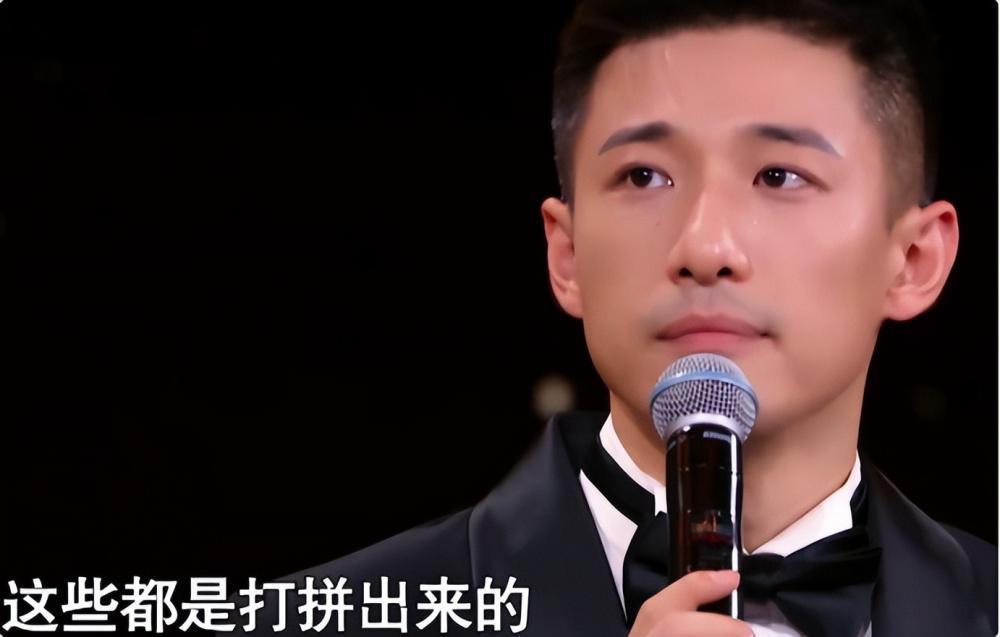 央视新女主持火了！字正腔圆似董卿惊艳网友，肤白似雪美过马凡舒