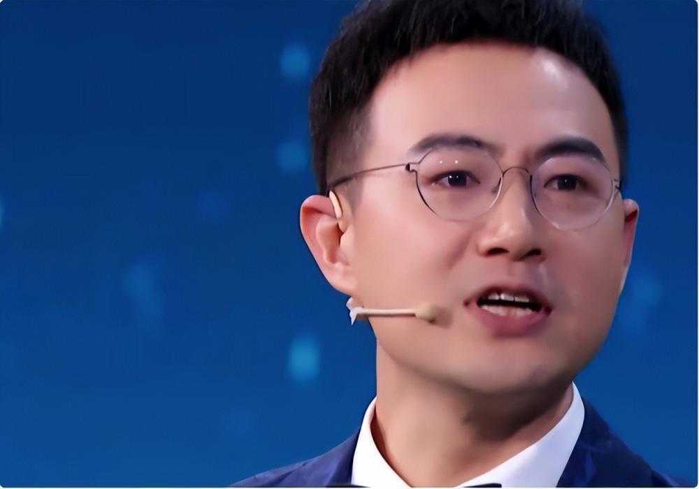 央视新女主持火了！字正腔圆似董卿惊艳网友，肤白似雪美过马凡舒