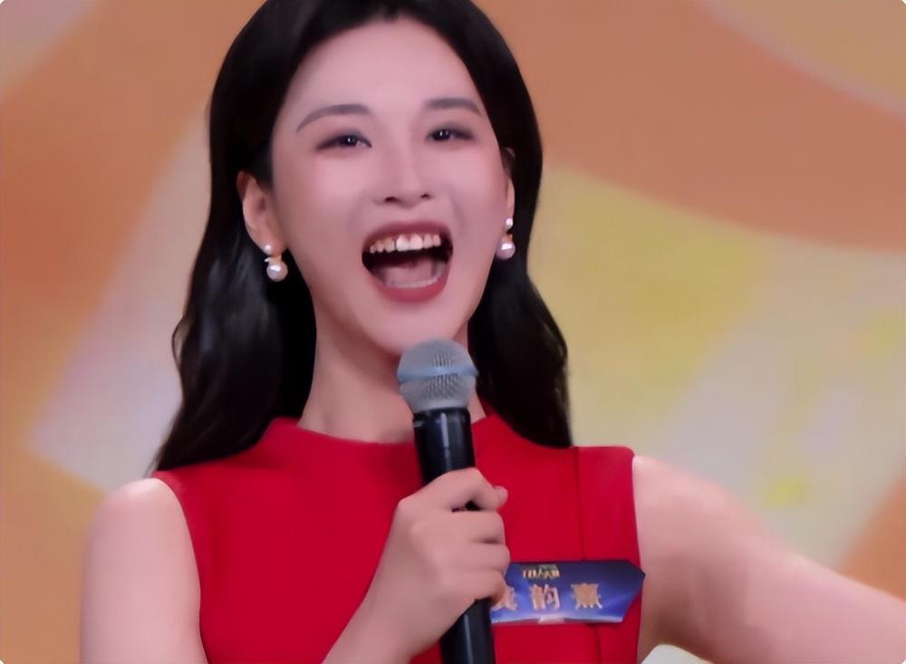 央视新女主持火了！字正腔圆似董卿惊艳网友，肤白似雪美过马凡舒