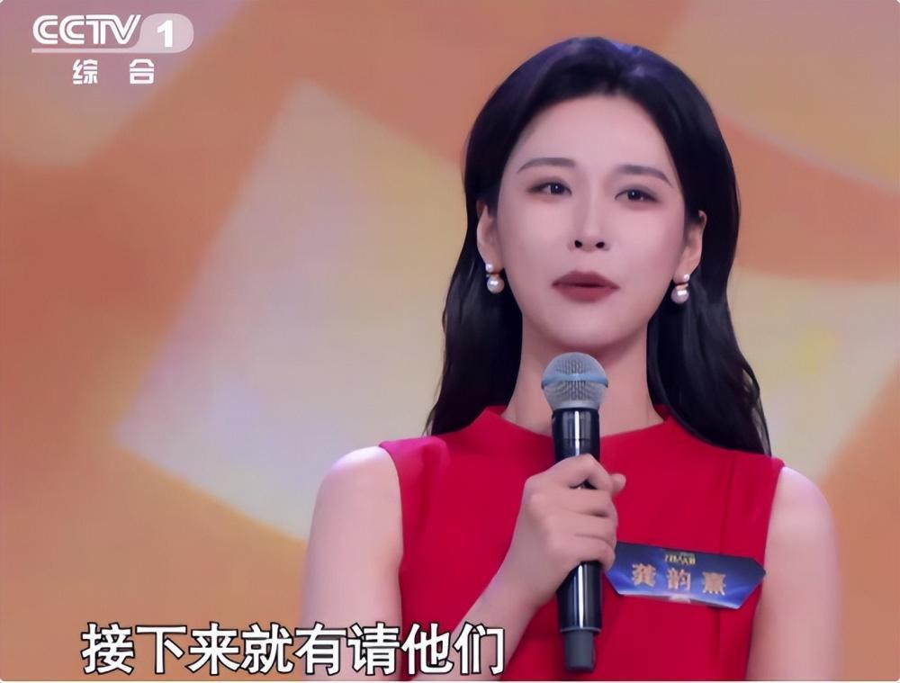 央视新女主持火了！字正腔圆似董卿惊艳网友，肤白似雪美过马凡舒