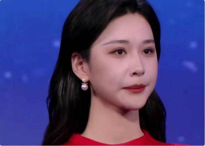 央视新女主持火了！字正腔圆似董卿惊艳网友，肤白似雪美过马凡舒