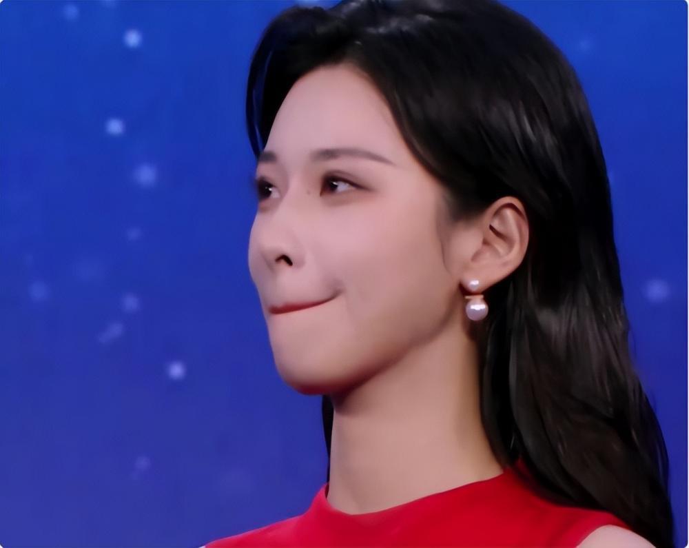 央视新女主持火了！字正腔圆似董卿惊艳网友，肤白似雪美过马凡舒