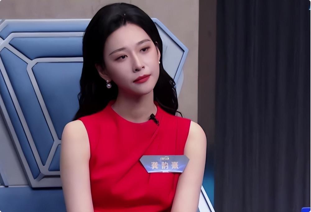 央视新女主持火了！字正腔圆似董卿惊艳网友，肤白似雪美过马凡舒