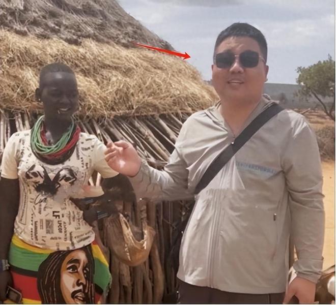 网红小涛非洲遇害！现场满地血朋友蹲地大哭，嫌疑人嚣张展示伤口