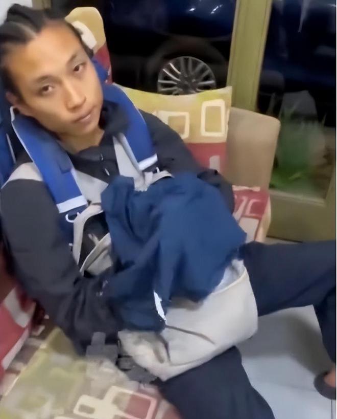 网红小涛非洲遇害！现场满地血朋友蹲地大哭，嫌疑人嚣张展示伤口