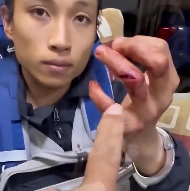 网红小涛非洲遇害！现场满地血朋友蹲地大哭，嫌疑人嚣张展示伤口