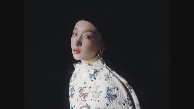 周冬雨登《嘉人》十二月封面，蕾丝抹胸秀香肩，满身羽毛像乌鸦