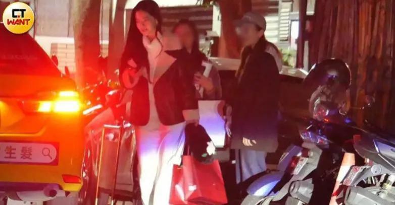 台媒曝辰亦儒曾之乔同框零互动 被疑感情出问题