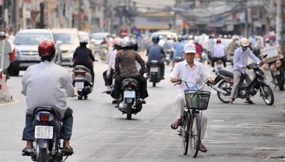 东南亚年轻人对工厂爱理不理：加薪也留不住，宁愿去开摩的