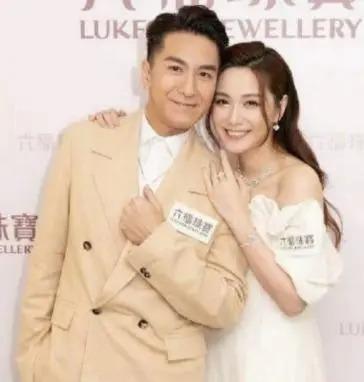 汤洛雯晒过大礼照片：马国明出手阔气 金器铺满一桌