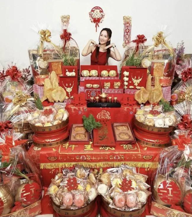 汤洛雯晒过大礼照片：马国明出手阔气 金器铺满一桌
