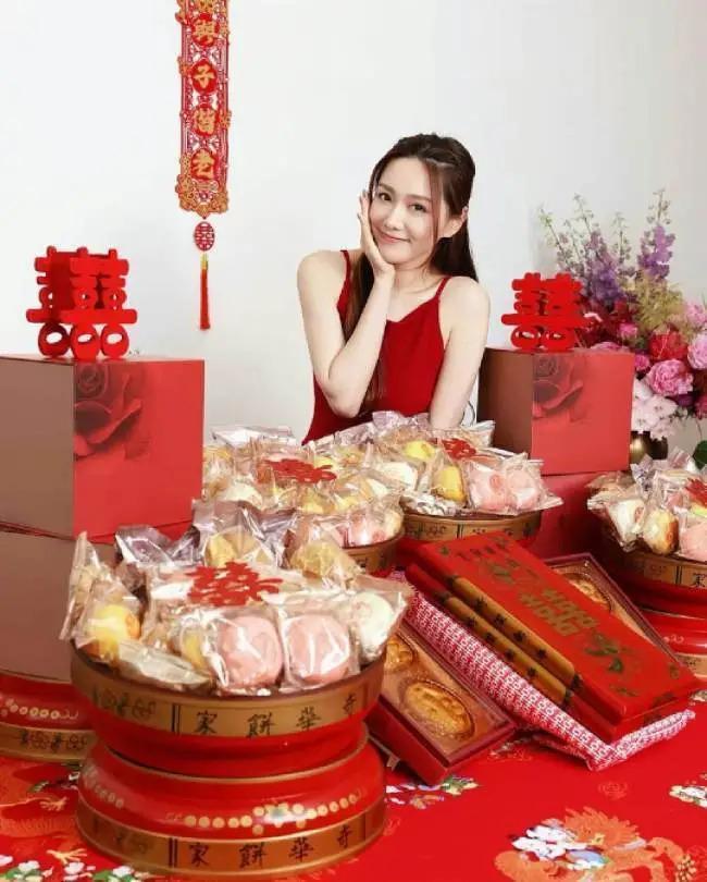 汤洛雯晒过大礼照片：马国明出手阔气 金器铺满一桌