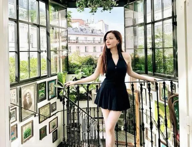 汤洛雯晒过大礼照片：马国明出手阔气 金器铺满一桌