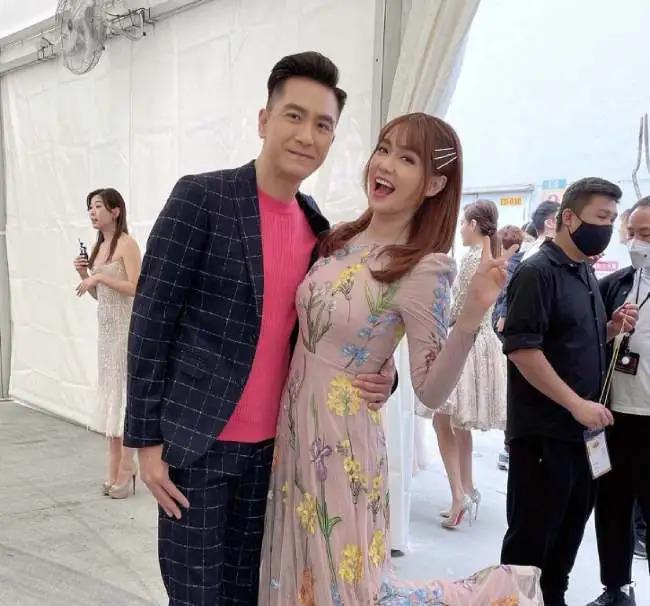 汤洛雯晒过大礼照片：马国明出手阔气 金器铺满一桌