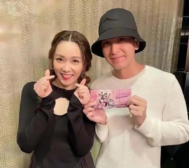 汤洛雯晒过大礼照片：马国明出手阔气 金器铺满一桌