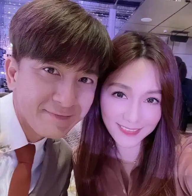 汤洛雯晒过大礼照片：马国明出手阔气 金器铺满一桌