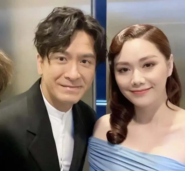 汤洛雯晒过大礼照片：马国明出手阔气 金器铺满一桌