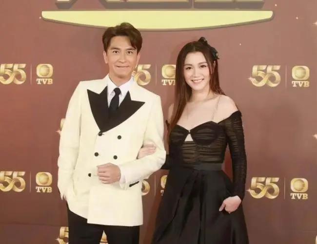 汤洛雯晒过大礼照片：马国明出手阔气 金器铺满一桌