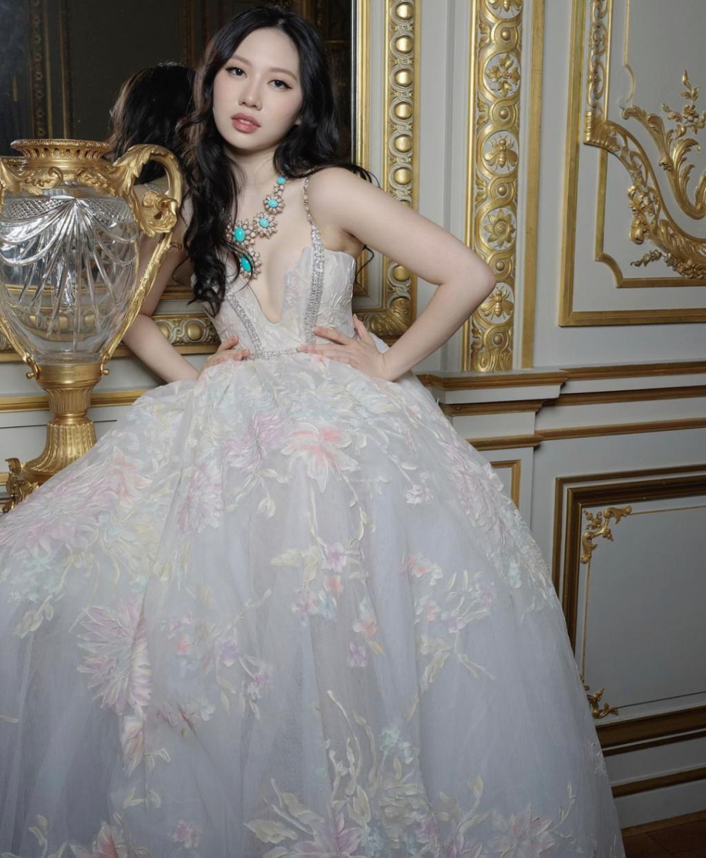 还记得巴黎名媛舞会吧?她是唯一受邀的内地女孩?