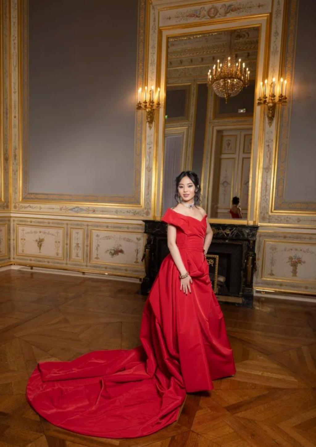 还记得巴黎名媛舞会吧?她是唯一受邀的内地女孩?