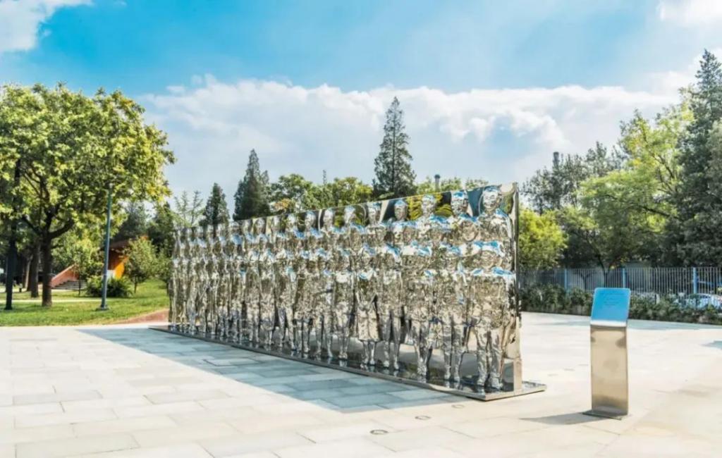 还记得巴黎名媛舞会吧?她是唯一受邀的内地女孩?