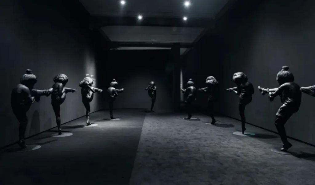 还记得巴黎名媛舞会吧?她是唯一受邀的内地女孩?