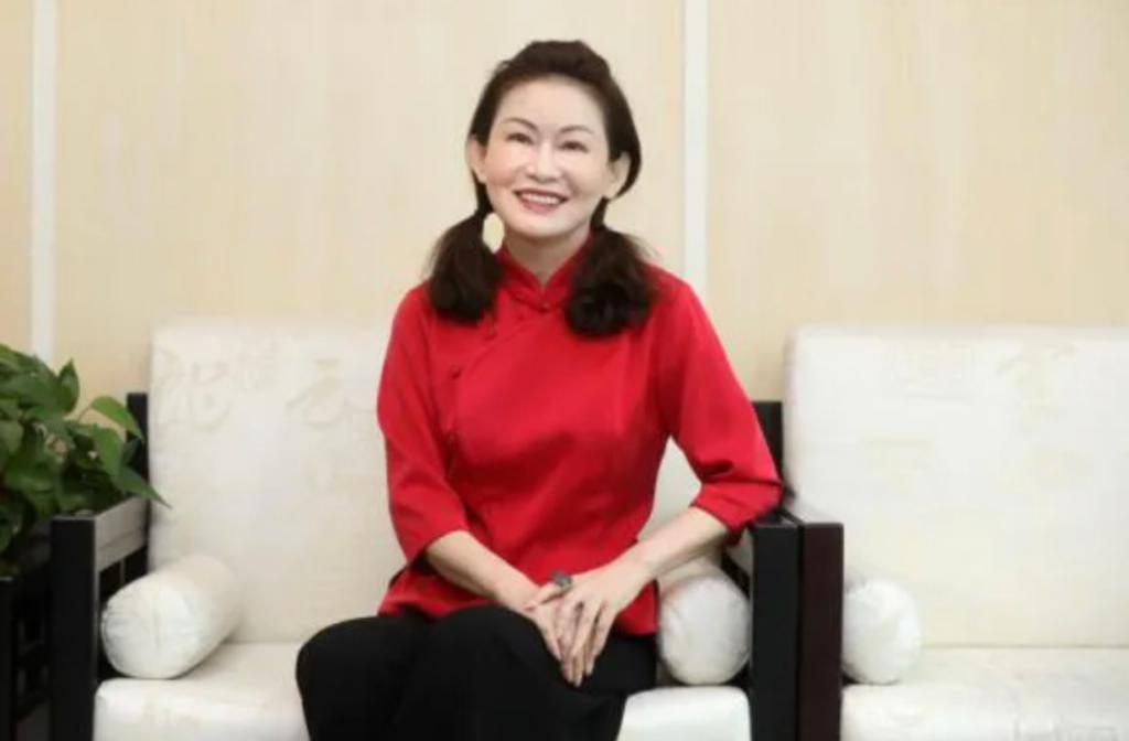 还记得巴黎名媛舞会吧?她是唯一受邀的内地女孩?