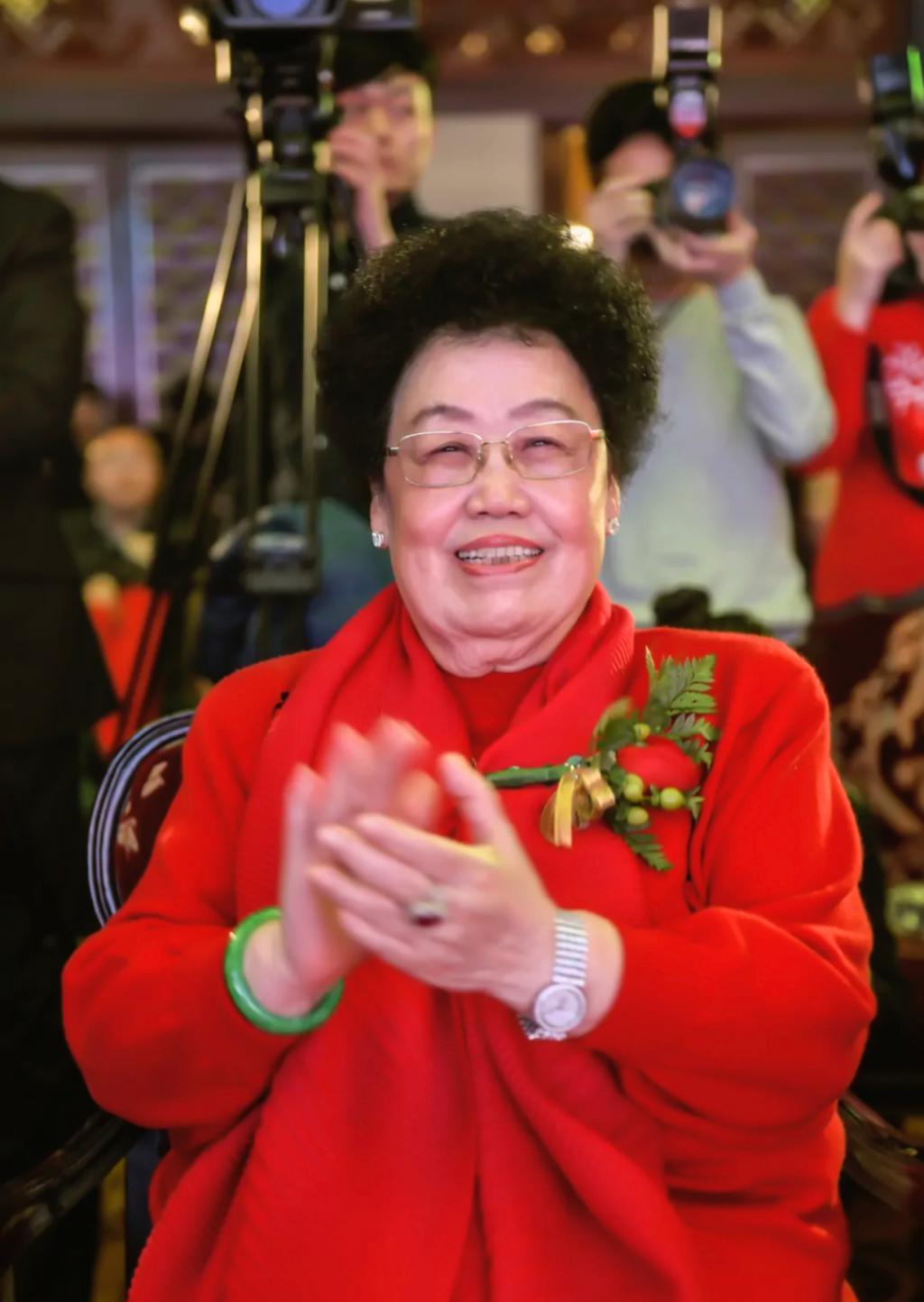 还记得巴黎名媛舞会吧?她是唯一受邀的内地女孩?