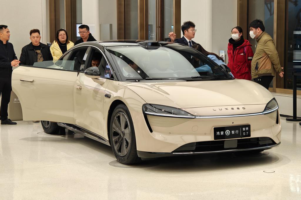 华为、极氪扎堆B级轿车，「围攻」特斯拉 Model 3