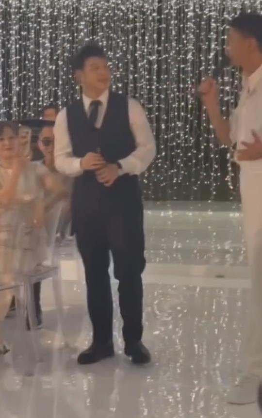 潘玮柏婚礼现场视频曝光 两人多次在亲友面前亲吻