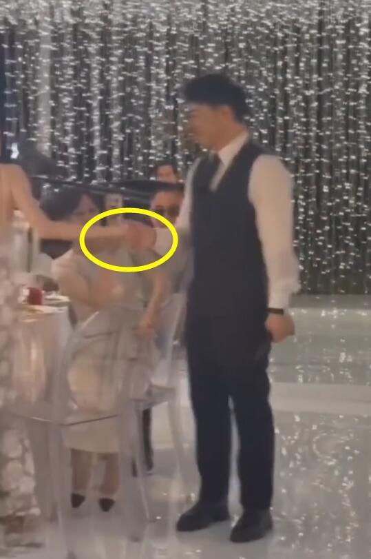 潘玮柏婚礼现场视频曝光 两人多次在亲友面前亲吻