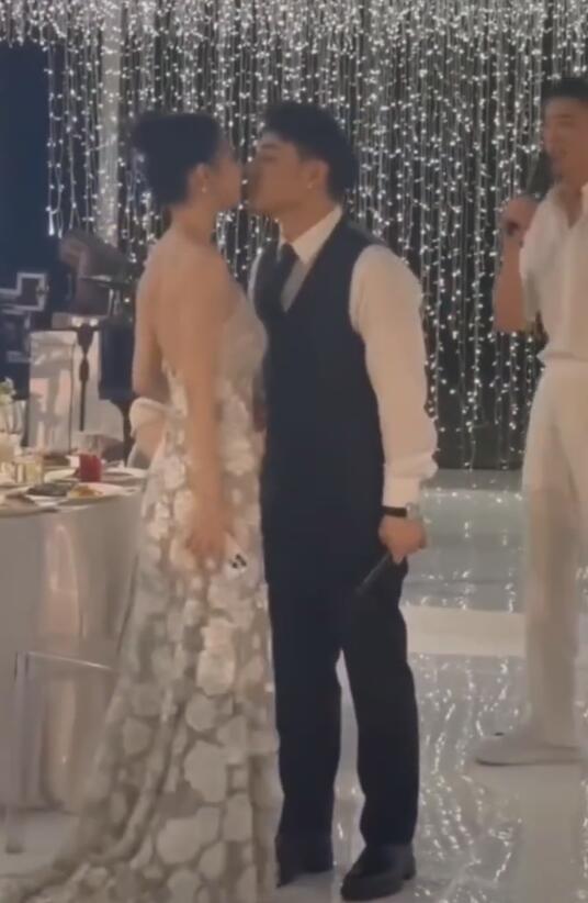 潘玮柏婚礼现场视频曝光 两人多次在亲友面前亲吻