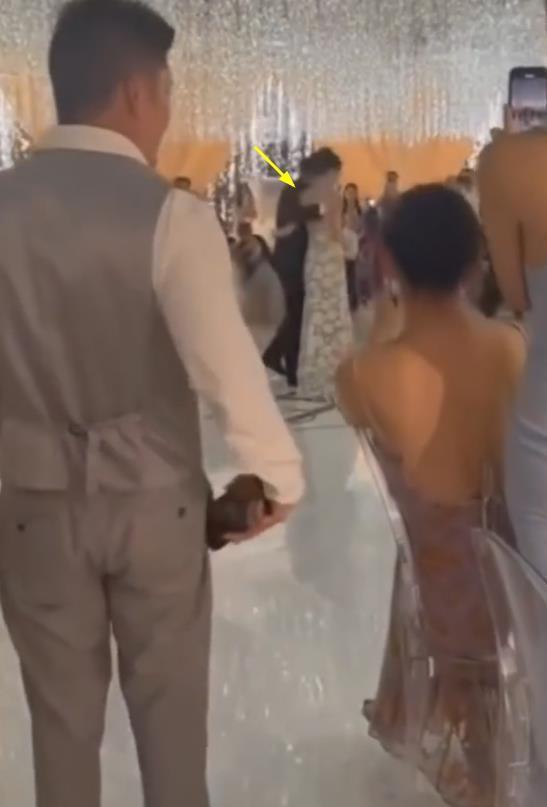 潘玮柏婚礼现场视频曝光 两人多次在亲友面前亲吻