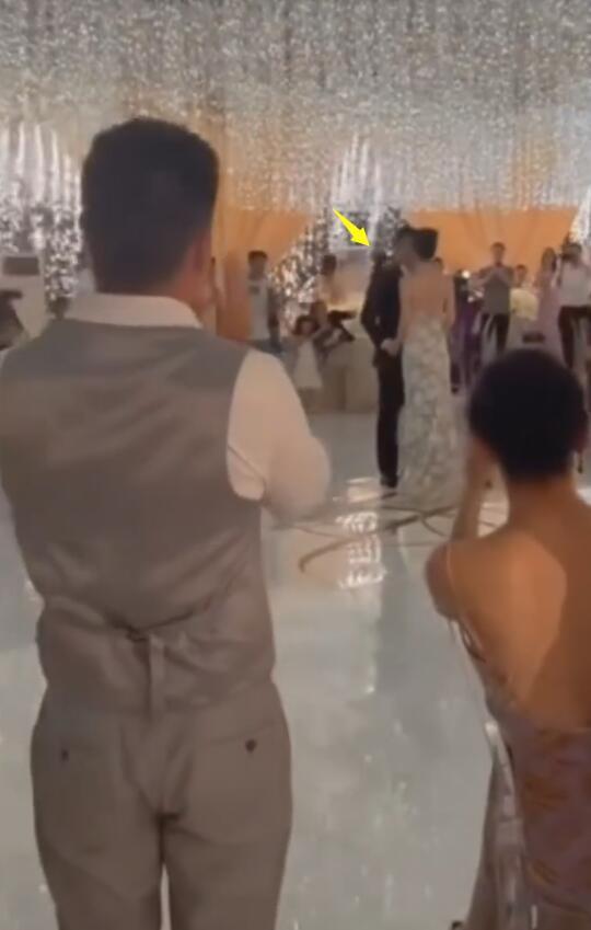 潘玮柏婚礼现场视频曝光 两人多次在亲友面前亲吻