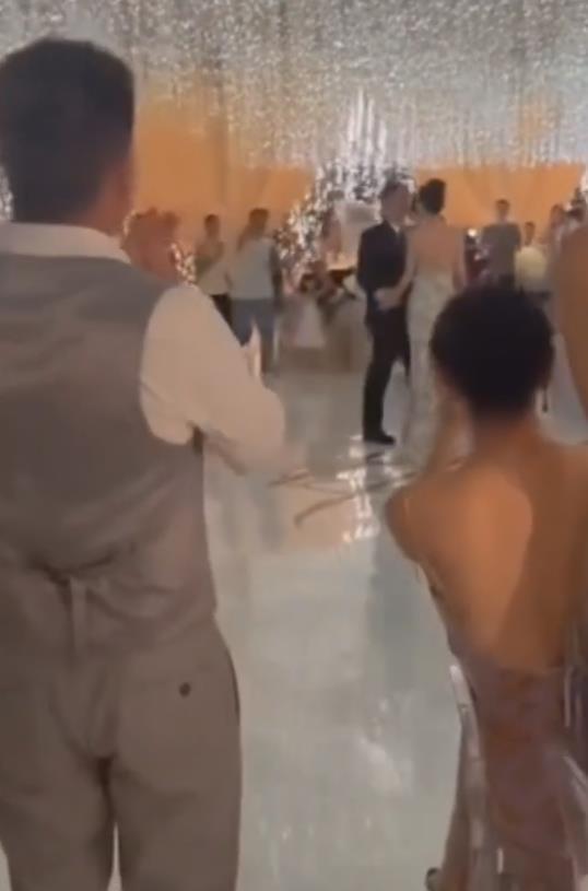 潘玮柏婚礼现场视频曝光 两人多次在亲友面前亲吻