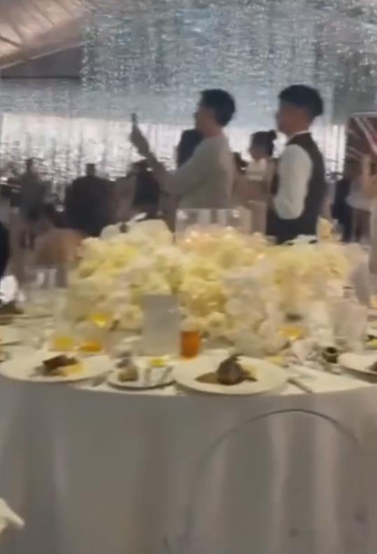 潘玮柏婚礼现场视频曝光 两人多次在亲友面前亲吻
