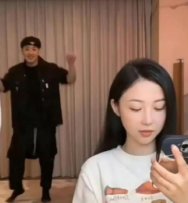 潘玮柏婚礼现场视频曝光 两人多次在亲友面前亲吻