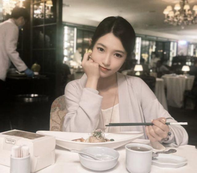 王源恋爱？跟李恩童同框画面曝光，细节被扒，本人不回应