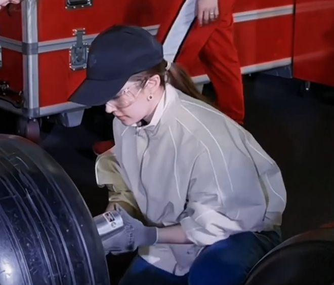 刘亦菲晒修车视频：戴护目镜8秒换轮胎笑得开心