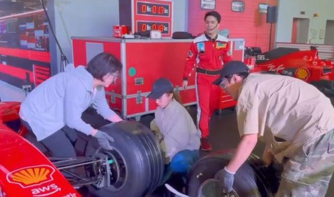 刘亦菲晒修车视频：戴护目镜8秒换轮胎笑得开心