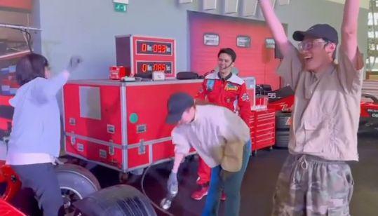 刘亦菲晒修车视频：戴护目镜8秒换轮胎笑得开心