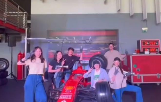 刘亦菲晒修车视频：戴护目镜8秒换轮胎笑得开心