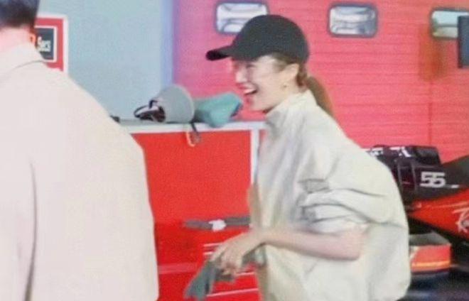 刘亦菲晒修车视频：戴护目镜8秒换轮胎笑得开心