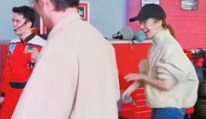 刘亦菲晒修车视频：戴护目镜8秒换轮胎笑得开心