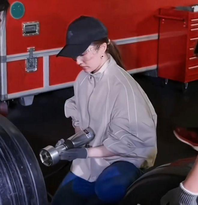 刘亦菲晒修车视频：戴护目镜8秒换轮胎笑得开心