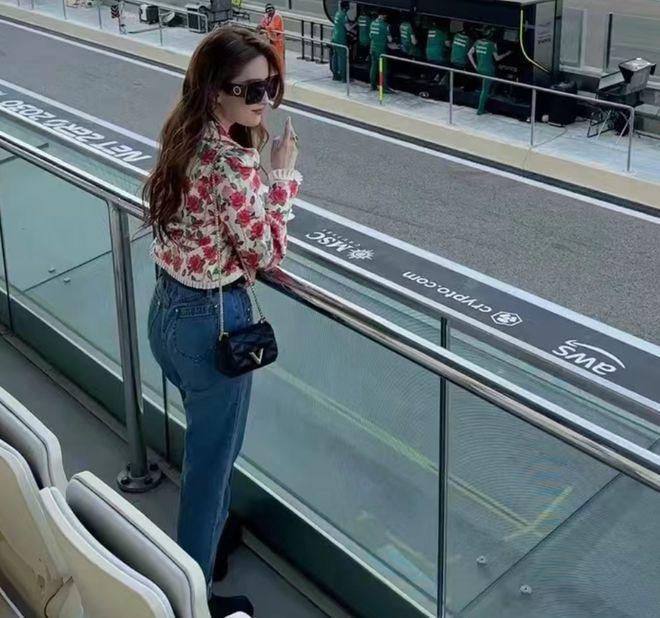 刘亦菲晒修车视频：戴护目镜8秒换轮胎笑得开心