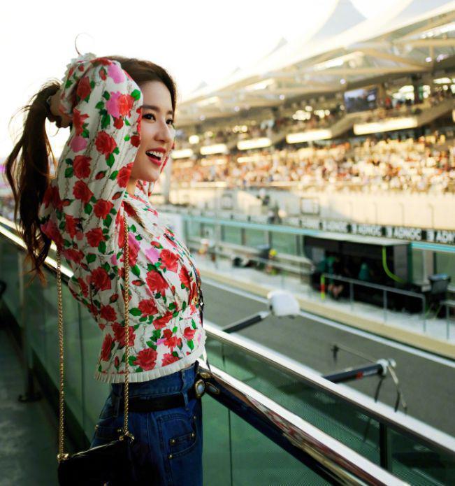 刘亦菲晒修车视频：戴护目镜8秒换轮胎笑得开心