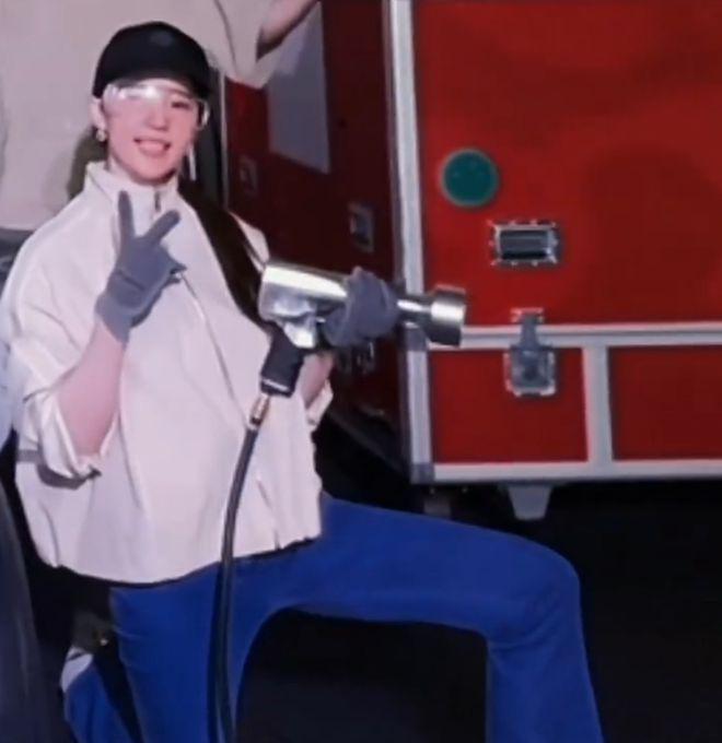 刘亦菲晒修车视频：戴护目镜8秒换轮胎笑得开心