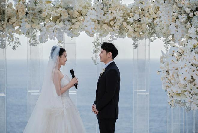 潘玮柏爱妻宣云晒婚礼高清照 换四套礼服尽显风情